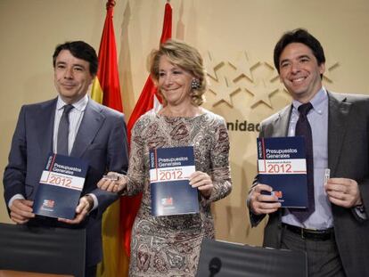 La presidenta de Madrid, Esperanza Aguirre, el vicepresidente del Gobierno regional, Ignacio González, y el consejero de Economía, Percival Manglano