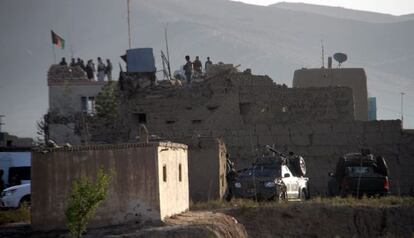 Las fuerzas de seguridad afganas vigilan la cárcel en Ghazni (Afganistan) tras el ataque talibán, el 14 de septiembre de 2015.