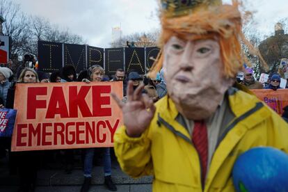 Un manifestante disfrazado con un careta de Donald Trump participa en una protesta contra el presidente de los EE UU, en el Día de los Presidentes, en Nueva York.