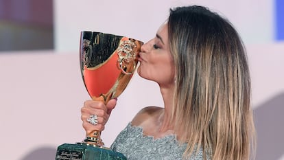 Penélope Cruz kisses the Copa Volpi on September 11 in Venice.