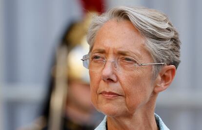 La primera ministra, Élisabeth Borne, en un momento del traspaso de poderes.