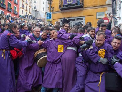 La llovizna que ha caído al alba en Cuenca ha obligado a acortar la procesión Camino del Calvario, conocida con el nombre de Las Turbas, cuyos integrantes han vuelto a llenar las calles de la ciudad con el sonido de sus broncos tambores y sus clarines destemplados, el 30 de marzo.