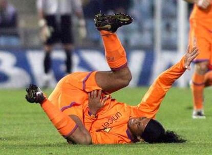 Ronaldinho, en el suelo tras sufrir una entrada.