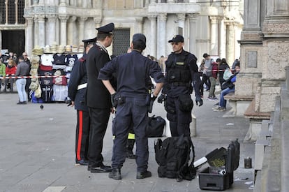 La policía italiana y los Carabinieri en la Plaza de San Marcos en Venecia, Italia, el pasado viernes.