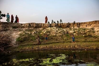 Aldeanos se reunen en la orilla de un río erosionado en el distrito de Jamalpur (Bangladés).