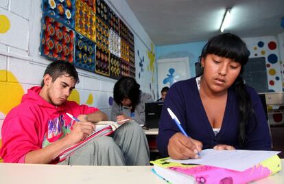 Si bien el trabajo infantil se redujo en la última década en Argentina, todavía hoy uno de cada seis adolescentes entre los 14 y los 15 años trabaja. Entre los 16 y los 17 años lo hace uno de cada tres.