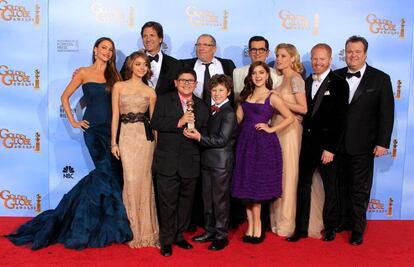 El reparto de Modern Family celebra su Globo de Oro por mejor serie de comedia.