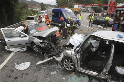 Estado en el que han quedado los dos coches siniestrados hoy en Vilaboa (Pontevedra). / SXENICK (EFE)