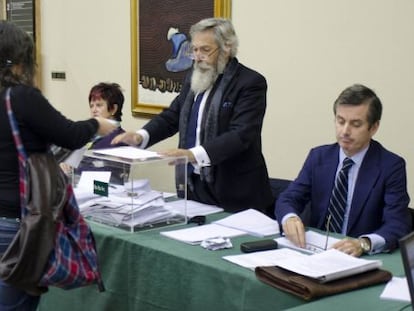 Una clienta de BBK vota en las elecciones para renovar los 37 miembros que corresponden a los impositores en la asamblea de la entidad