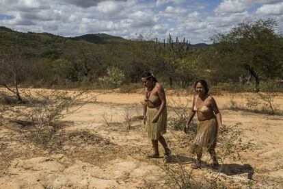 Los kirirí vivieron durante siglos en este territorio, adaptándose a las duras condiciones del semiárido (sertão). En el siglo XVIII, los jesuitas, encargados de la evangelización de la zona, los agruparon en cuatro aldeas que, tras la expulsión de la orden religiosa del Brasil en 1756, se convertirían en villas. La implantación de una administración civil a lo largo de las décadas siguientes implicó un proceso de mestizaje entre indios y no indios y una invasión de las tierras indígenas, con la consiguiente pérdida de la cultura y el modo de vida indígena. La villa de Saco dos Morcegos, cuyo nombre se cambió posteriormente por el de Mirandela, resistió mejor este proceso, al estar un poco más apartada de las precarias rutas de comunicación del sertão y ser sus tierras de peor calidad.