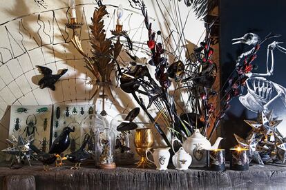 <p><b>Oh, negra Navidad </p></b>
<p>“Hay que pasárselo bien decorando, así que ¿por qué no incluir un toque de color negro?”, apunta Guille García-Hoz. Esta composición de tintes góticos puede sustituir al clásico arreglo de chimenea y está presidida por representaciones animales: cuervos de cerámica de la firma portuguesa Laboratório d’Estórias y pato volando (colgado en la pared) de Andrew Tanner; láminas entomológicas de John Derian, y a la derecha, como una reinterpretación en clave rayos X del pavo al horno, obra del artista Luis Feo; tetera, jarrita y azucarero de Magpie; velas de Seletti y papel pintado de Wall & Decò. Todo en Hola Guille. El laboratorio floral Orquídea Drácula ha creado un arreglo inspirado en la película Beetlejuice (Tim Burton, 1988), con anthuriums y gladiolos pintados de negro y rojo.</p>