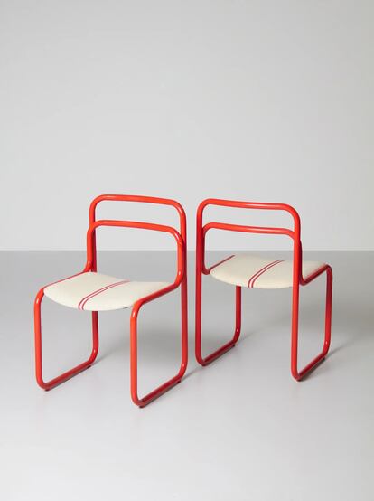 Uno de los muebles del catálogo de Fenix Originals, la silla modelo 61, diseñada por Joaquim Belsa en 1969 y producida por la editora Lamper. “Este modelo forma parte del conjunto de muebles tubulares que surgieron de la colaboración entre Belsa y Lamper, marcados por sus formas orgánicas y el empleo de colores vivos y con una estética muy pop”, describe la galería en su ilustrativa web.