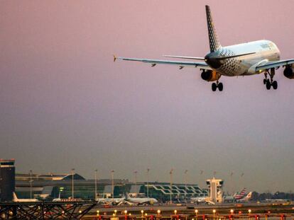 Un avió de Vueling aterrant a l'aeroport del Prat, a Barcelona.
 