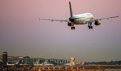 Un avió de Vueling aterrant a l'aeroport del Prat, a Barcelona.
 