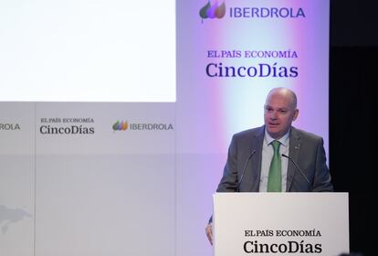 Juan Llobell, director de comunicación de Iberdrola, explicando el compromiso de la compañía con los Objetivos de Desarrollo Sostenible.