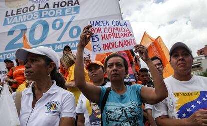 Simpatizantes de la oposici&oacute;n venezolana en una manifestaci&oacute;n a favor del revocatorio.