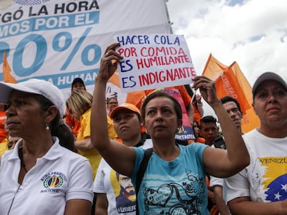 Simpatizantes de la oposici&oacute;n venezolana en una manifestaci&oacute;n a favor del revocatorio.