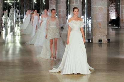 Desfile de la nueva colección de novias de la firma Elie Saab en la feria de moda nupcial de Barcelona, celebrada en abril de 2023.