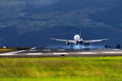 Un avión despega del aeropuerto "Mariscal Sucre" de Quito (Ecuador). EFE/Archivo