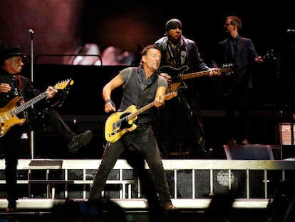 Bruce Springsteen and the E Street Band en un actuación en Barcelona en 2016. (AP Photo/Manu Fernandez, File)