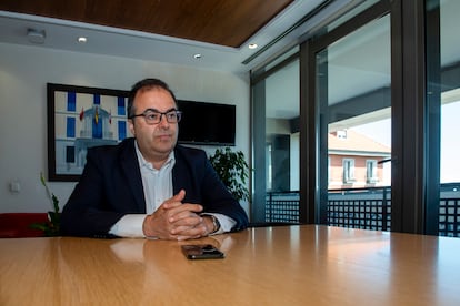 El alcalde de Leganés, Santiago Llorente, en su despacho durante la entrevista.
