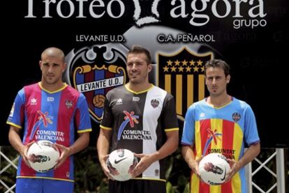 Pedro López (derecha), junto a Aranda (izquierda) y a Xavi Torres durante su presentación como jugadores del Levante.