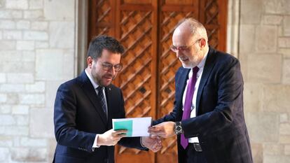 El 'president' Pere Aragonès y el director del Instituto de Estudios del Autogobierno, Joan Ridao, el pasado martes en el Palau de la Generalitat.