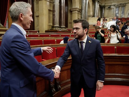 El presidente de la Generalitat, Pere Aragonès, saluda al consejero de Educación, Josep González Cambray, el pasado 29 de junio.
