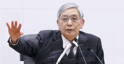 El gobernador del Banco de Japón, Haruhiko Kuroda, en rueda de prensa