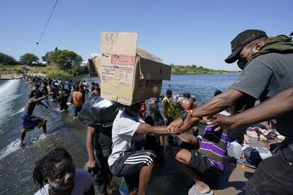 La caravana, en la que también hay cubanos, venezolanos y nicaragüenses, entró a Estados Unidos el jueves después de haber cruzado México.