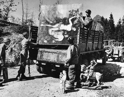 Soldados aliados recuperan obras de arte robadas y escondidas por Hermann Göring en una cueva de los Alpes en 1945.