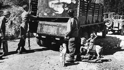 Soldados aliados recuperan obras de arte robadas y escondidas por Hermann Göring en una cueva de los Alpes en 1945.