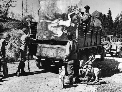 Soldados aliados recuperan obras de arte robadas y escondidas por Hermann Göring en una cueva de los Alpes en 1945.