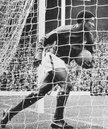Eusebio, <i>La Pantera Negra,</i> recoge el balón para que el partido se reanude con rapidez tras uno de sus goles.