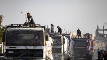 Camiones cargados con ayuda humanitaria, este domingo en el paso fronterizo entre Gaza y Egipto en Rafah.