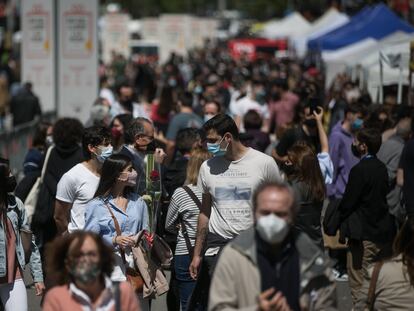 Cientos de personas en las paradas de libros y rosas en el Paseo de Gràcia de Barcelona.