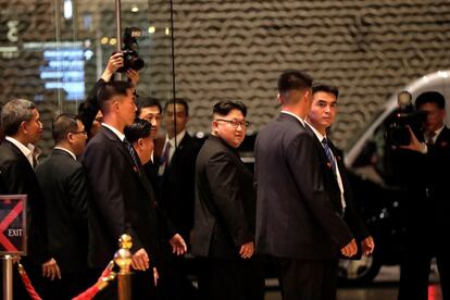 El líder norcoreano Kim Jong-un abandona el hotel Marina Bay Sands durante su visita al centro de Singapur.