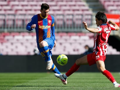 Messi ante Joao Felix, este sábado en el Camp Nou.