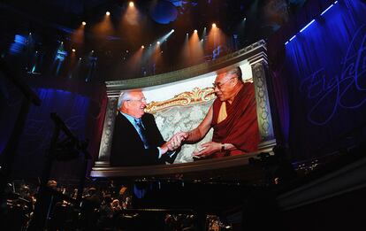 Proyeccin de una imagen del encuentro entre el Dalai Lama y Mijal Gorbachov.