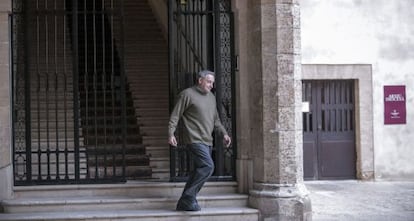 Pere Barceló sale del palacio episcopal de Mallorca.
