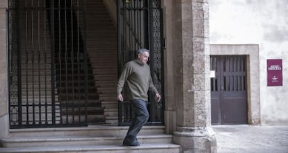 Pere Barcel&oacute; sale del palacio episcopal de Mallorca. 