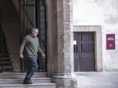 Pere Barcel&oacute; sale del palacio episcopal de Mallorca. 