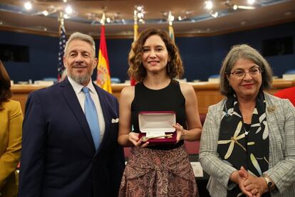 La presidenta de la Comunidad de Madrid, Isabel Díaz Ayuso, tras la firma de un acuerdo de hermanamiento entre la Comunidad de Madrid y Miami Dade junto a la alcaldesa Daniella Levine Cava, quien le entregó las llaves del condado.