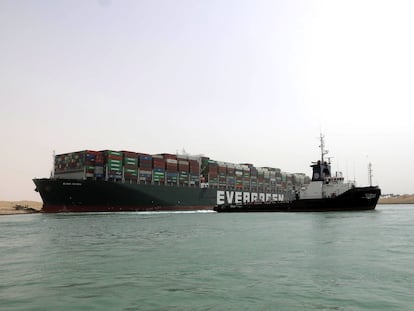 El buque 'Ever Given' en el canal de Suez.