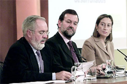 Miguel Arias, Mariano Rajoy y Ana María Pastor, ayer en la rueda de prensa tras el Consejo de Ministros.