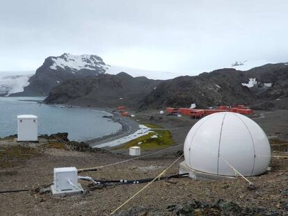 Cúpula y diferentes casetas del observatorio geomagnético, en isla Livingston (Antártida).