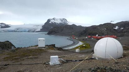 Cúpula y diferentes casetas del observatorio geomagnético, en isla Livingston (Antártida).