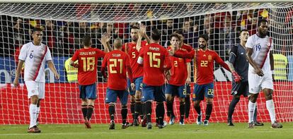 Los jugadores de España celebran el segundo gol del equipo ante Costa Rica, marcado por su compañero, Álvaro Morata durante el partido amistoso que disputan en el estadio de La Rosaleda.