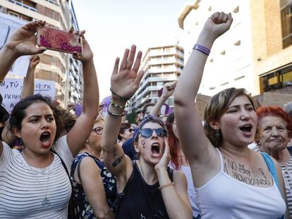 Concentració a València en protesta per l'alliberament dels membres de la Manada.