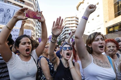 Concentració a València en protesta per l'alliberament dels membres de la Manada.